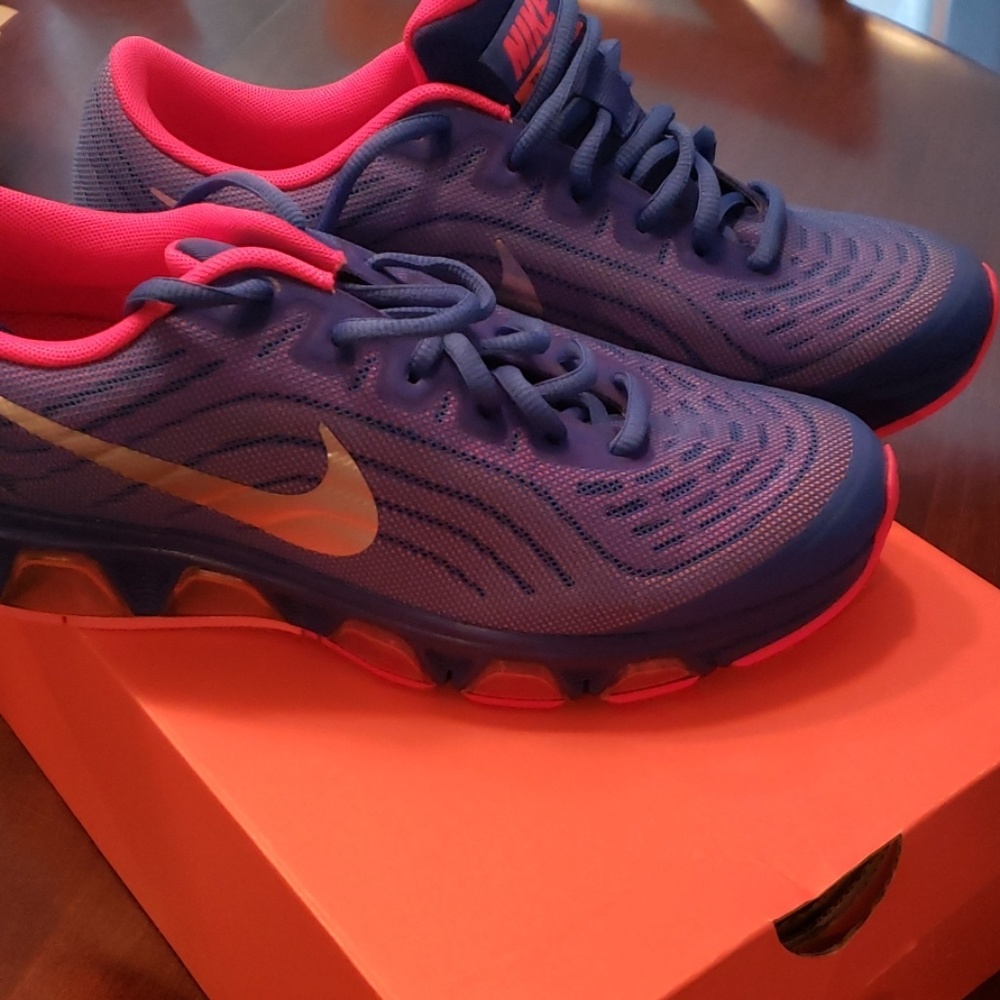 Nike women's Air Max Trailwind 6 size 9